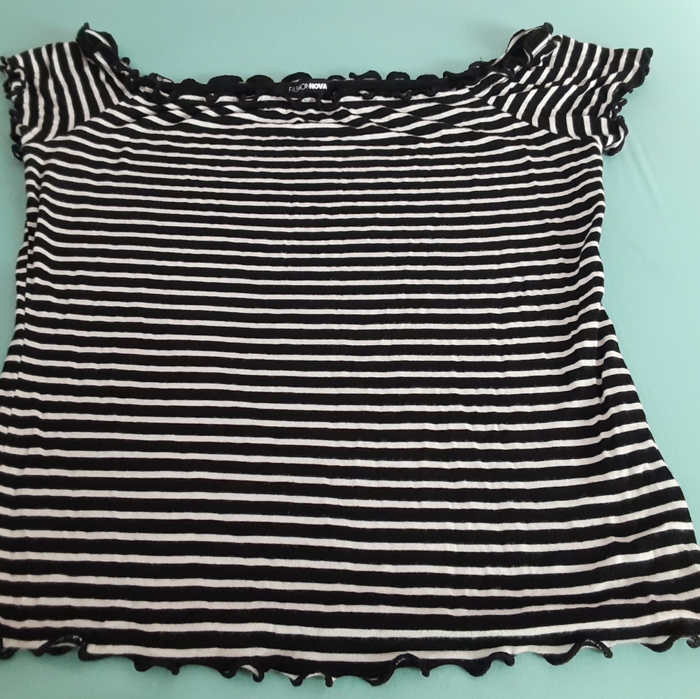 Set of 3 tee shirt tops, womens sz small - Picture 2 of 7